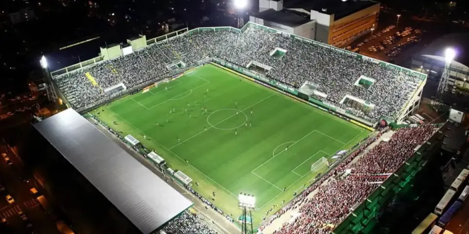 Arena Condá agora tem gramado sintético (Reprodução: Divulgação)