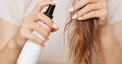 Misturinha caseira alisa até a raiz do cabelo das mulheres sem precisar de chapinha e progressiva