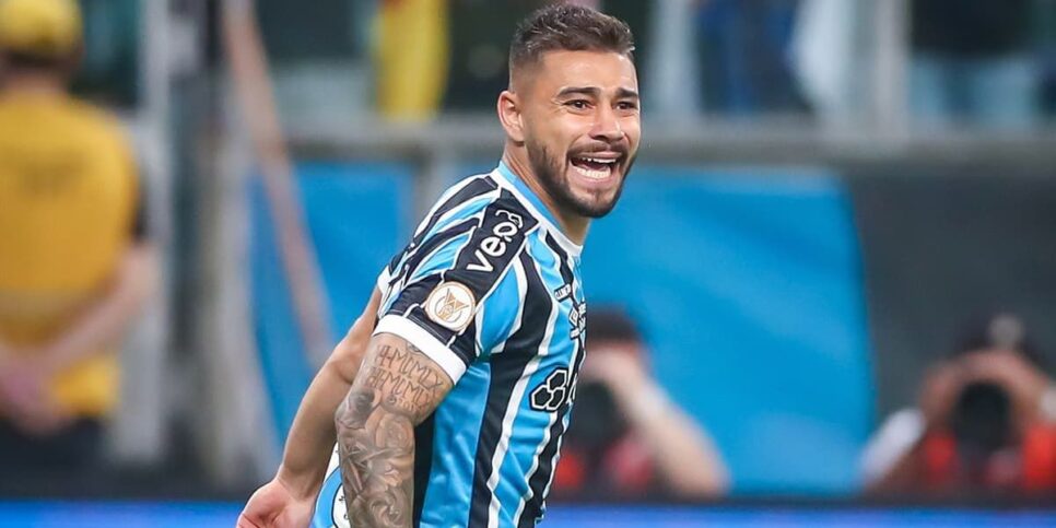 João Pedro deve retornar ainda em agosto aos gramados (Reprodução: Lucas Uebel)