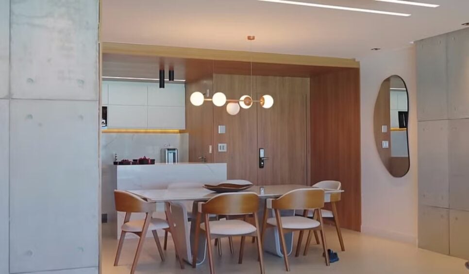 Álvaro comprou apartamento de luxo para a família (Foto: Reprodução/ YouTube)