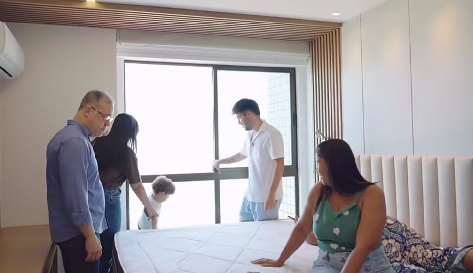 Álvaro comprou apartamento de luxo para a família (Foto: Reprodução/ YouTube)