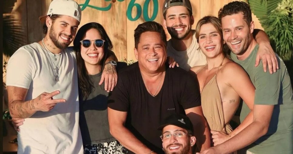 O famoso cantor sertanejo ao lado de seus seis filhos (Foto: Reprodução)