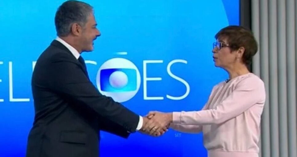 William Bonner entrega passado com Renata Lo Prete ao vivo em cobertura das eleições 2022 e viraliza na internet (Foto: Reprodução/ Globo)