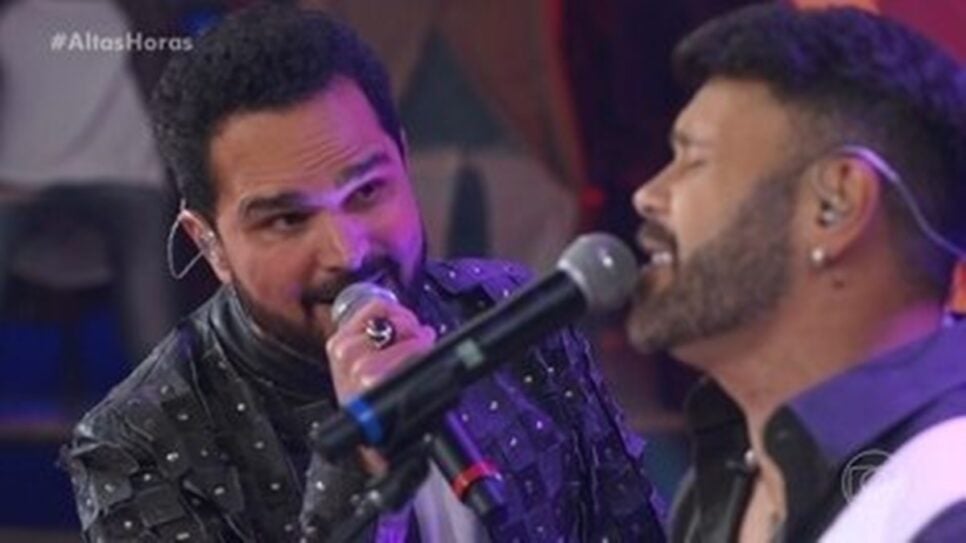 Luciano Camargo cantando com o amigo no "Altas Horas" (Foto: Reprodução/ Globo)