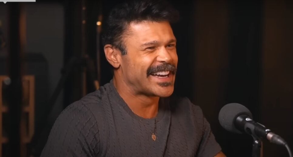Marcos, da dupla Marcos e Belutti, expõe emoção ao ir dormir na casa de seu ídolo da música (Foto: Reprodução/ YouTube)