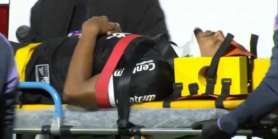 Marlon Freitas saiu de ambulância no jogo de ontem (Reprodução: Divulgação)