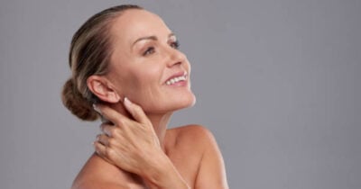Esse produto dá fim às rugas e deixa as 50+ com rostinho de 30 (Foto: Reprodução/iStock)