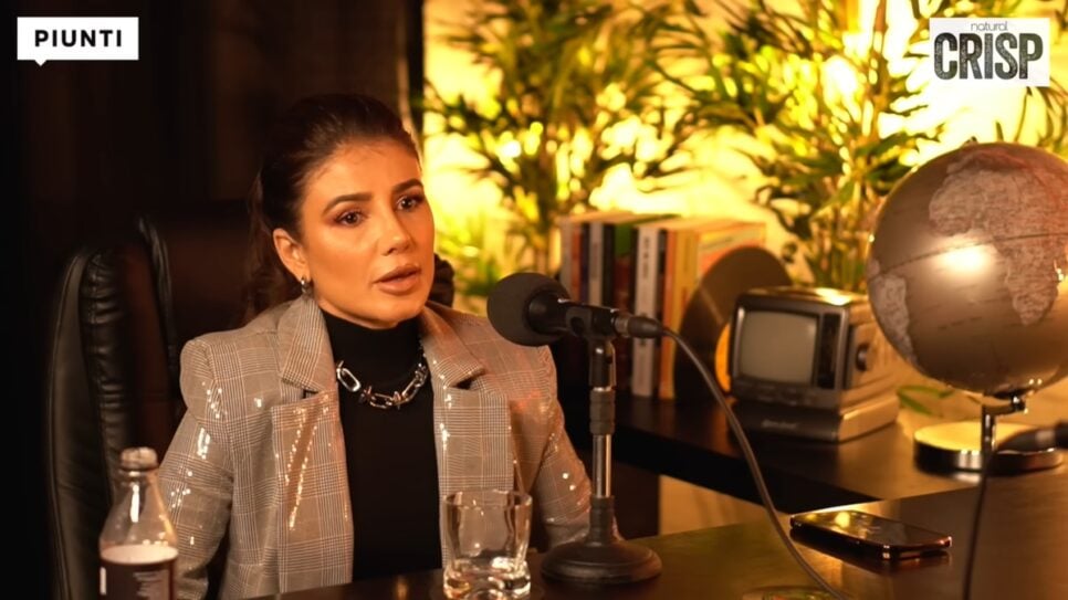 Paula Fernandes garante amizade com Roberto Carlos e enaltece oportunidade dada pelo rei em sua carreira (Foto: Reprodução/ Canal André Piunti/ YouTube)