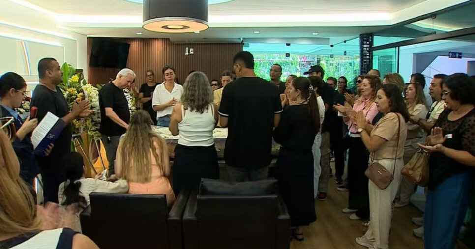 Familiares e amigos de Euller Ferreira durante velório em Aracaju (Foto: Reprodução/ TV Sergipe)