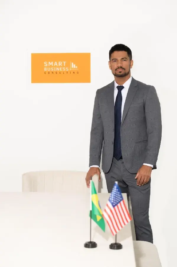 Leandro de Jesus atua no mercado americano e orienta investidores, ao lado da esposa Daniele, sobre as melhores possibilidades tributárias nos Estados Unidos (Foto: Divulgação) Leandro de Jesus atua no mercado americano e orienta investidores, ao lado da esposa Daniele, sobre as melhores possibilidades tributárias nos Estados Unidos (Foto: Divulgação)