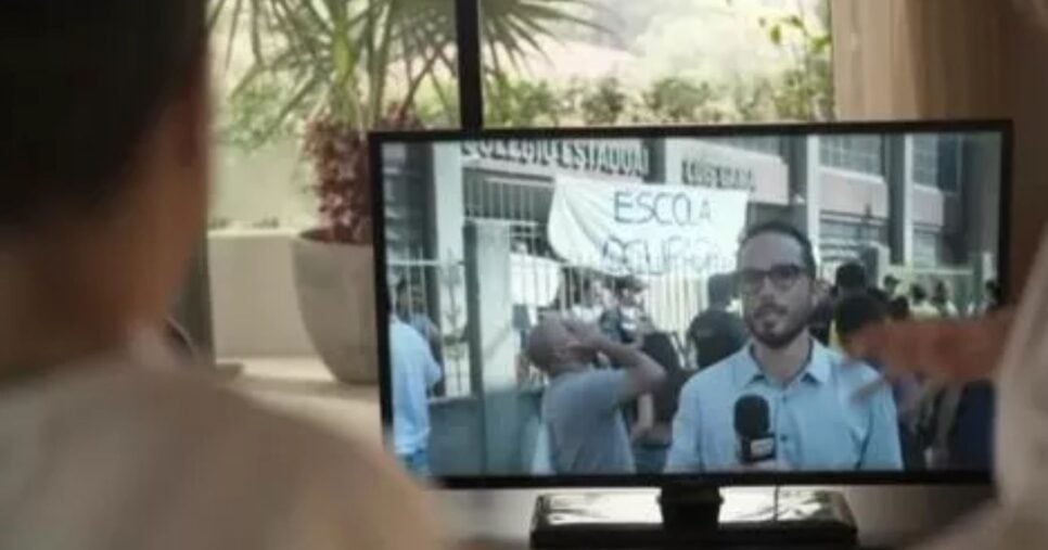 Cena de Léo Rosa, em Amor de Mãe, como um repórter (Foto Reprodução/TV Globo)