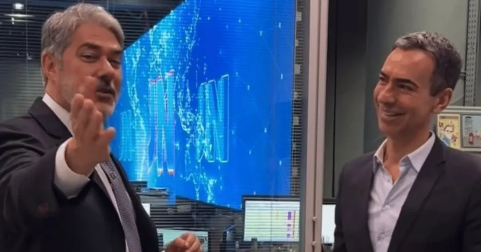 Bonner apresentando a redação do JN ao César Tralli após a apresentação do jornal (Foto Reprodução/Instagram)