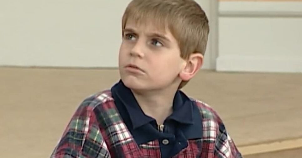 Lucas Hornos como Caquinho, em Sai de Baixo, na Globo (Foto Reprodução/Globo)