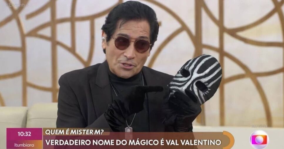 Val Valentino, o nome por trás da máscara do Mister M, em entrevista ao programa Encontro, na Globo (Foto Reprodução/Tv Globo)