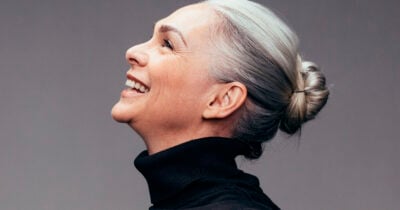 Mulher com cabelo branco, grisalho (Foto: Reprodução)