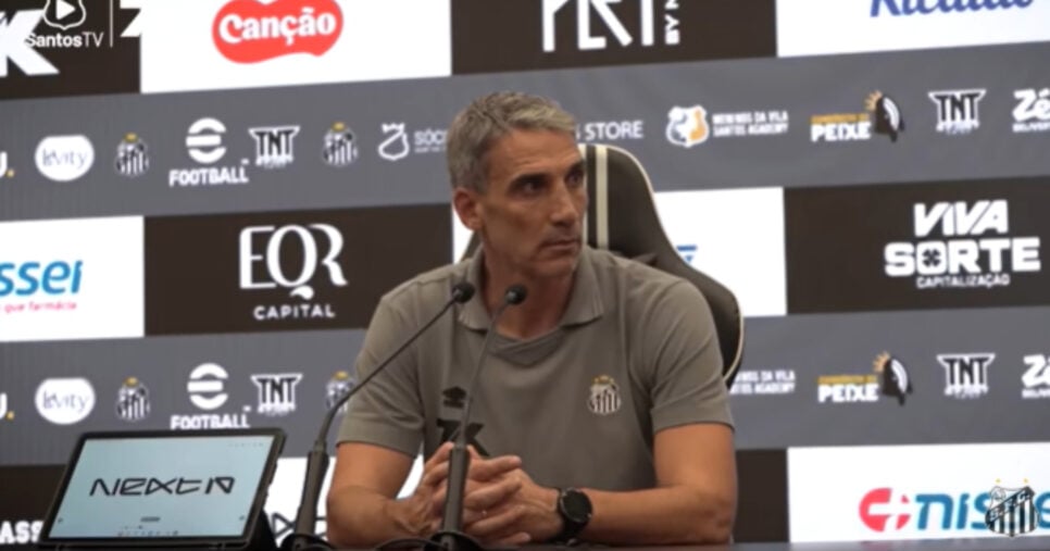 Vojvoda não aproveita craque no Santos (Foto: Santos TV/ YouTube)