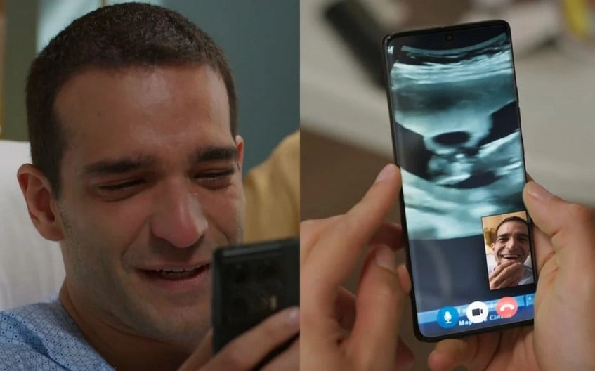 Afonso (Humberto Carrão) segura celular com duas mãos e tapa a boca com outra em Vale Tudo (Foto: Reprodução / Globo)
