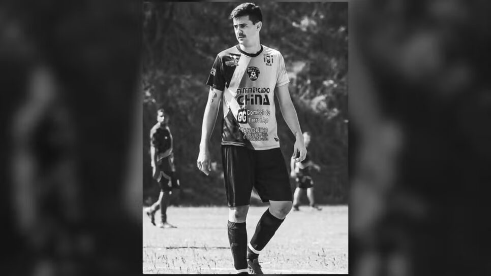 Jogador de futebol de várzea morre após bater a moto em caminhão em Votorantim (SP) (Foto: Reprodução/ Internet)
