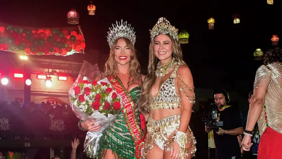Paolla Oliveira passa a faixa de rainha de bateria para Virginia na Grande Rio (Foto: Webert Belício/ AgNews)