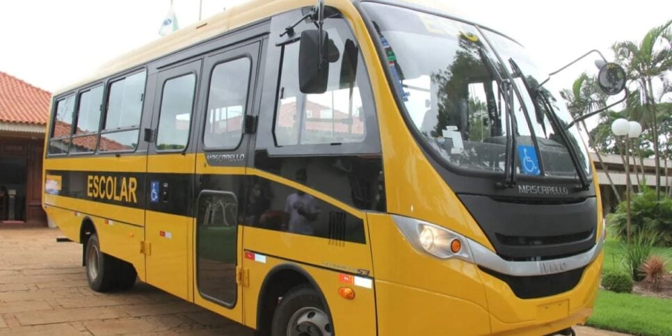 Vans e micro-ônibus escolares com novas regras nos retrovisores (Reprodução: Divulgação)