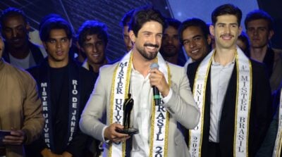 João Leone em discurso, após ser anunciado como vencedor do concurso.