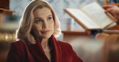 Ilustração de Sandra com livro de venenos em Êta Mundo Melhor! (Foto: Reprodução / Globo / Montagem TV Foco)