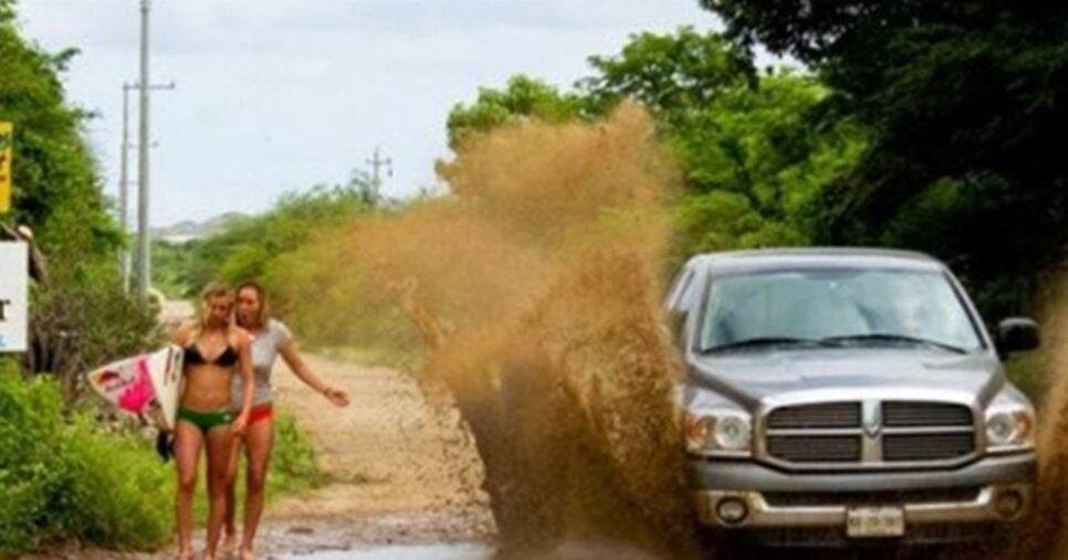 Mulheres tomando banho de lama após carro passar ao lado (Foto Reprodução/Arquivo Pessoal/SBT)