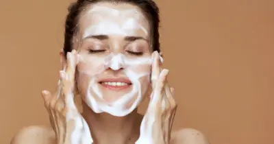 Pele renovada em casa: Veja como fazer limpeza facial caseira, seus benefícios e cuidados indispensáveis