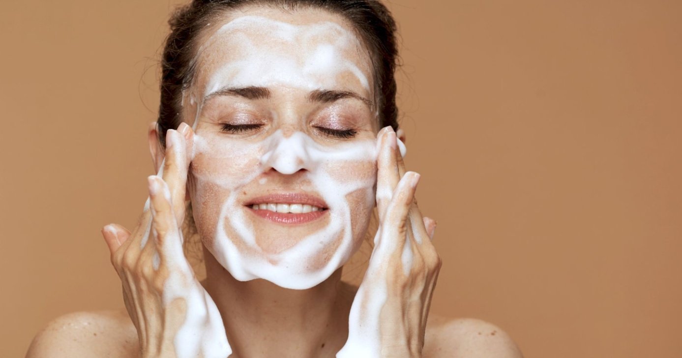 Mulher fazendo uma limpeza facial (Foto: Reprodução/ Internet)