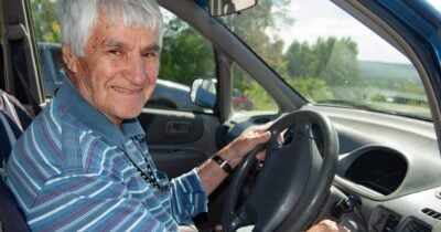 Idoso dirigindo (Foto: Canva)