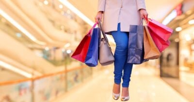 Ilustrações shopping e mulher fazendo compras (Fotos: Canva)