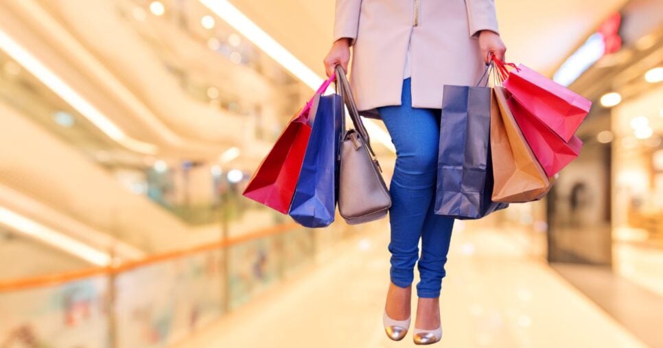 Ilustrações shopping e mulher fazendo compras (Fotos: Canva)