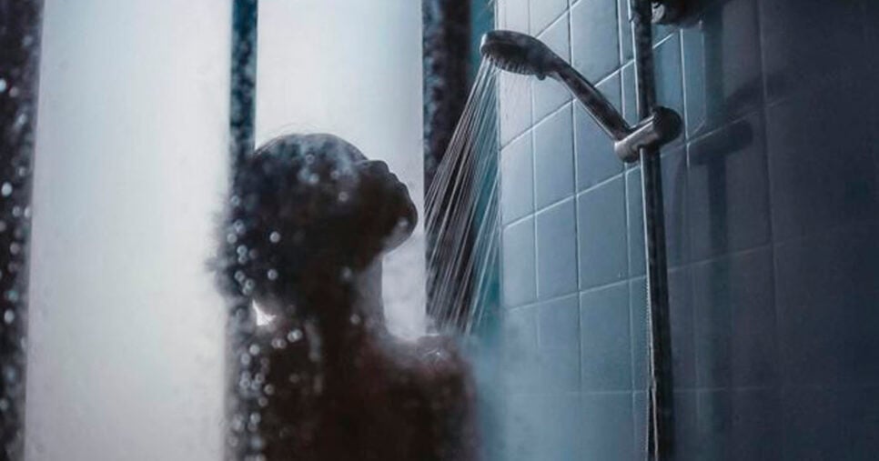 Tomar banho a noite (Foto: Reprodução)