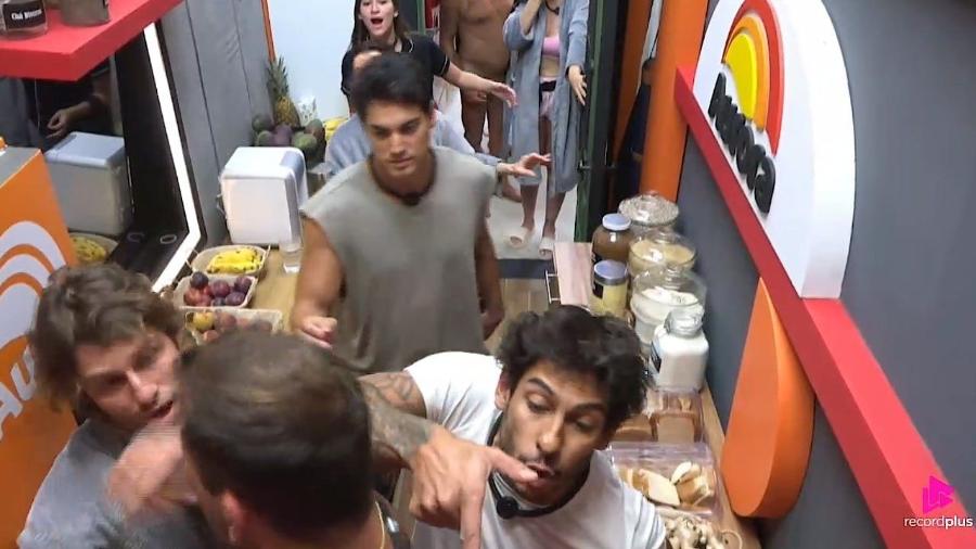 Wallas e Shia durante briga em A Fazenda 17 (Foto: Reprodução/ Internet)