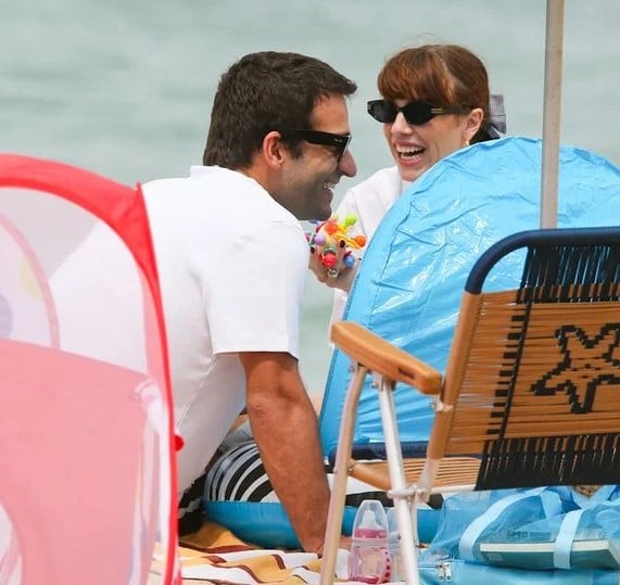 Afonso e Solange com os gêmeos na praia em Vale Tudo (Foto: Reprodução / AGNews / Andre Freitas)