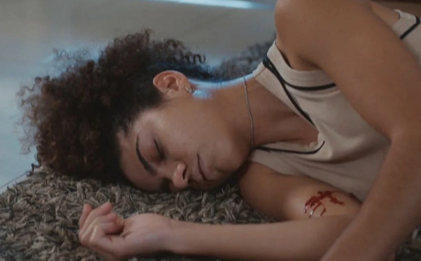 Ana Clara (Samantha Jones) foi abandonada morta por Heleninha (Paolla Oliveira) em Vale Tudo (Foto: Reprodução / Globo)
