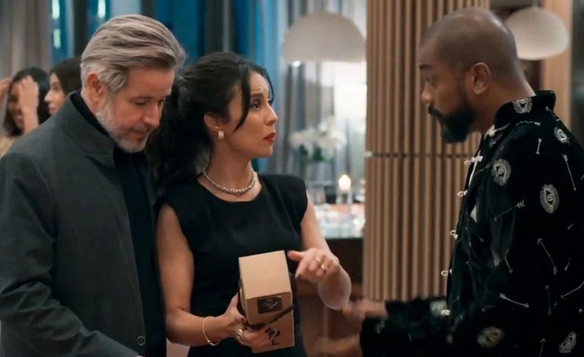 Ferette (Murilo Benício) e Zenilda (Andréia Horta) com João Rubens (Samuel de Assis) na novela Trê Graças (Foto: Reprodução / Globo)