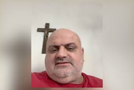 Influenciador cristão é esfaqueado e morre durante transmissão ao vivo em rede social