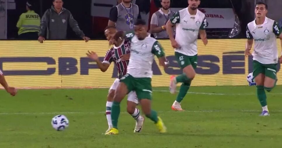 Allan dá cotovelada em adversário e causa sua expulsão no jogo do Plameiras e Fluminense - Foto: Internet