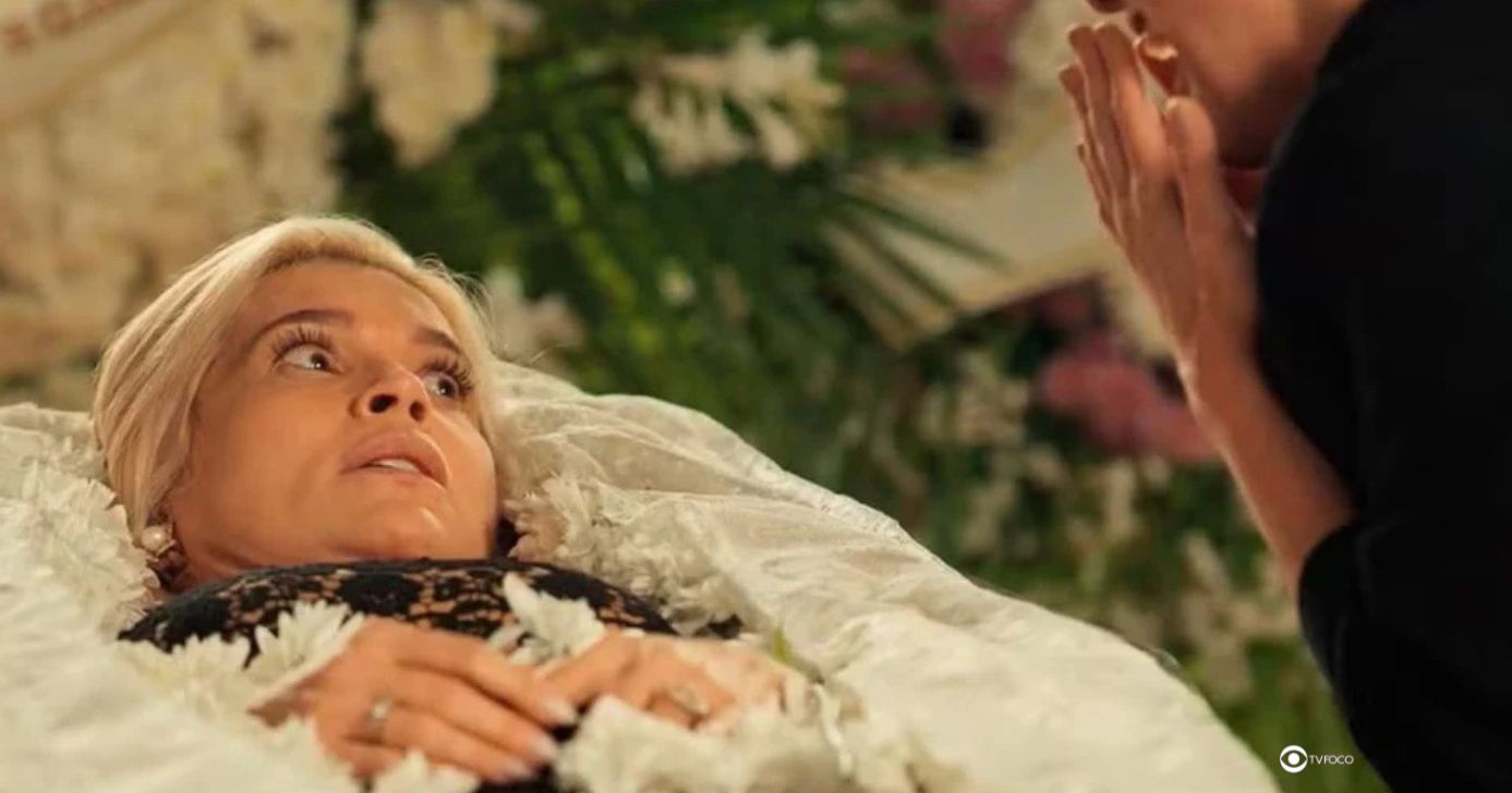 Sandra no caixão em Êta Mundo Melhor! (Foto: Reprodução / Globo / Montagem TV Foco)