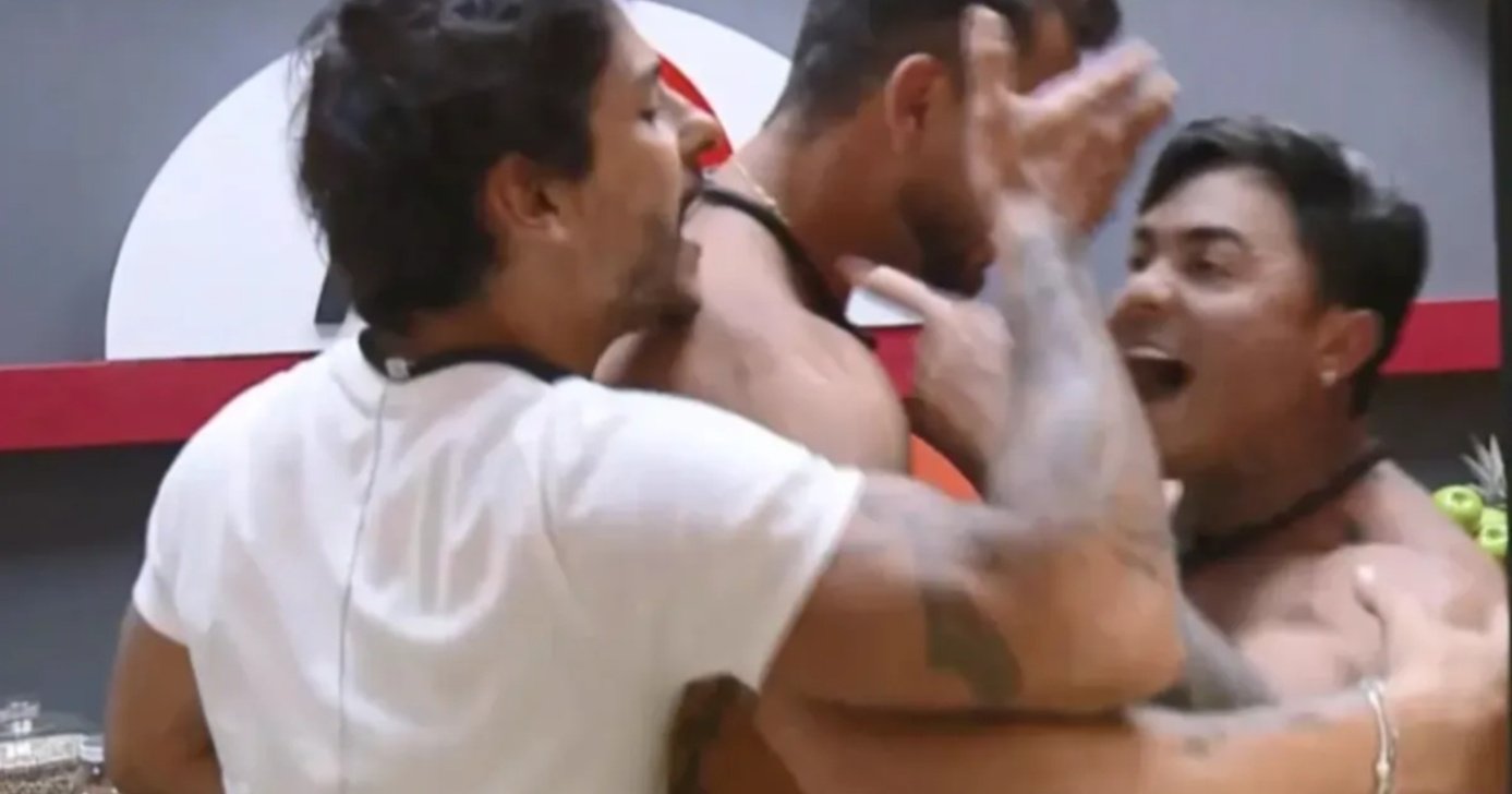 Shia e Wallas durante discussão em A Fazenda 17 (Foto: Reprodução/ Internet)