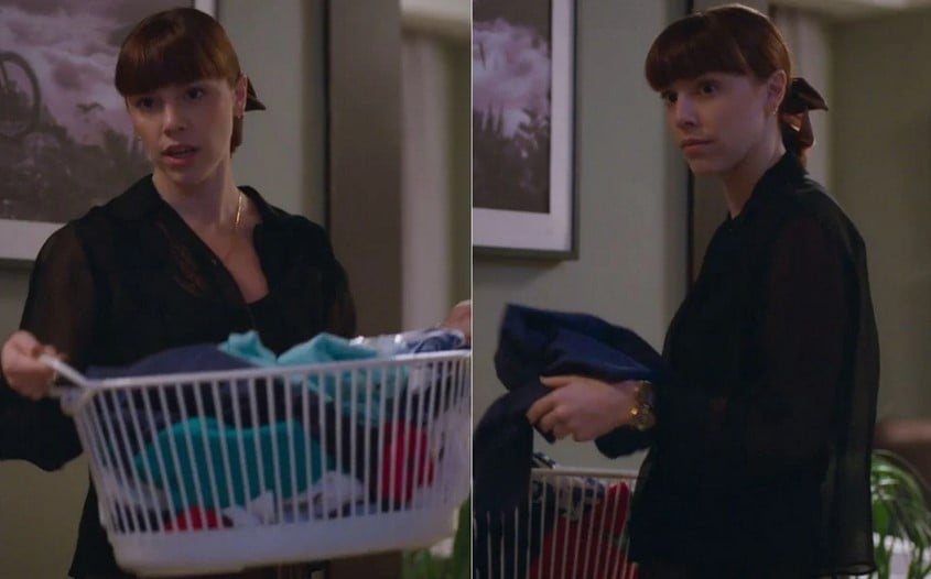 Solange (Alice Wegmann) fez publicidade de sabão enquanto falava de assunto sério em Vale Tudo (Foto: Reprodução / Globo)