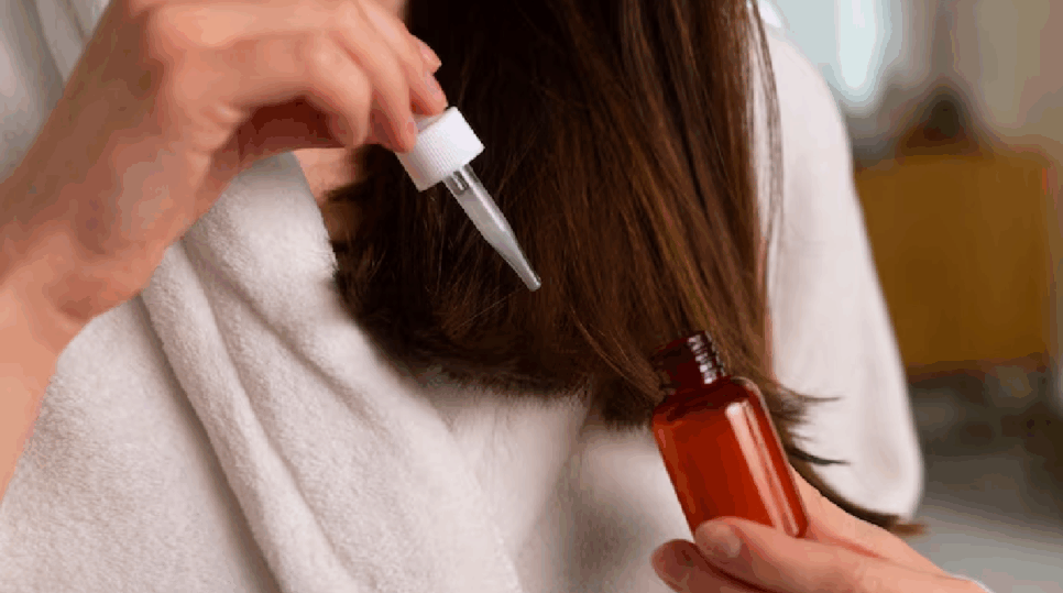 Óleo nos cabelos (Foto: Reprodução/Freepik)