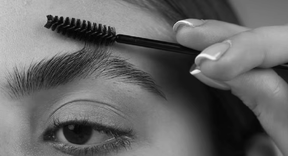 Sobrancelhas grossas (Foto: Reprodução/Freepik)