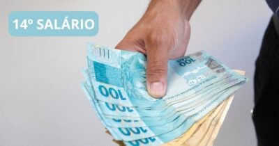 14º salário e homem segurando notas de cem e cinquenta reais (Fotos: Canva)