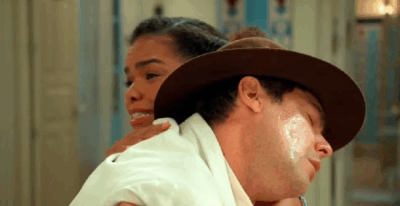 Candinho nos braços de Dita em Êta Mundo Melhor (Foto: Reprodução/Globo)