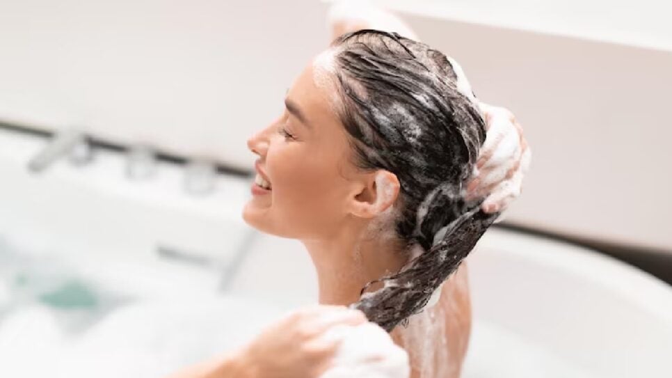 Mulher lavando o cabelo (Foto: Reprodução/ Freepik)