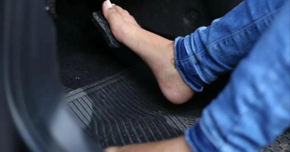 A lei não fala nada sobre dirigir descalço (Foto: Reprodução/ Internet)