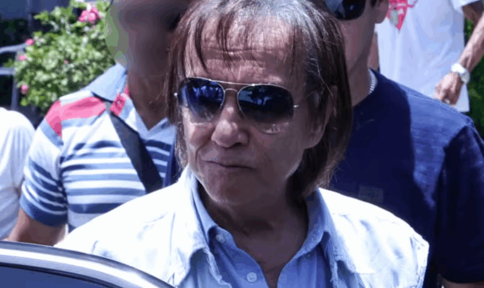 Roberto Carlos participa do velório de Norma Braga, sua última irmã viva — Foto: Anderson Bordê / AgNews