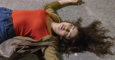 Em Três Graças, Gerluce (Sophie Charlotte) vai desmaiar e cair no chão ao reencontrar o ex, pai de Joélly (Alana Cabral) - Foto: Globo